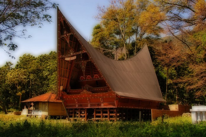Contoh dari rumah kapal masyarakat proto-melayu: rumah adat balai Batak Toba.