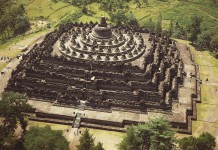 Candi Borobudur merupakan candi utama dari gugus Borobudur. Peninggalan Buddha tersebut diakui oleh UNESCO sebagai warisan dunia.