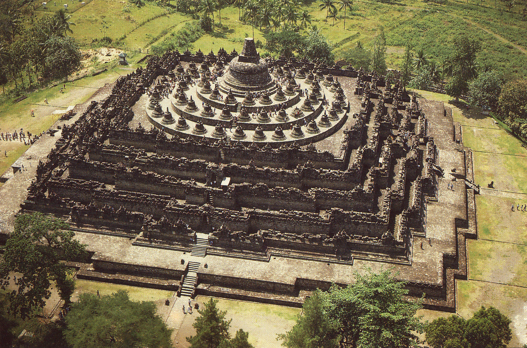 Candi Borobudur merupakan candi utama dari gugus Borobudur. Peninggalan Buddha tersebut diakui oleh UNESCO sebagai warisan dunia.