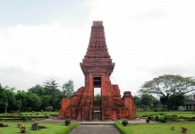 Candi Bajangratu peninggalan Kerajaan Majapahit di Situs Trowulan