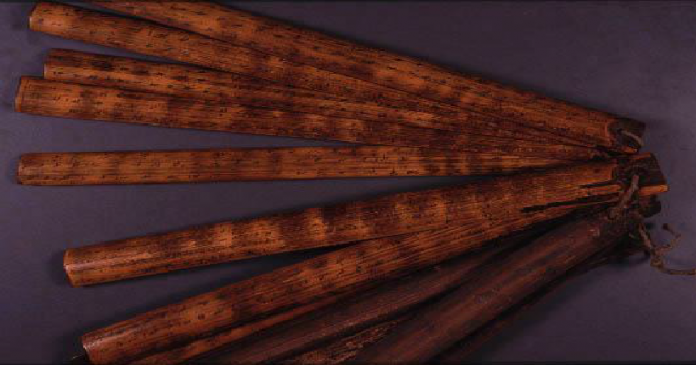 Aksara Ulu yang ditulis pada bilah-bilah bambu.