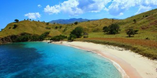 Pantai Merah atau Pink Beach di Pulau Komodo, Nusa Tenggara Timur