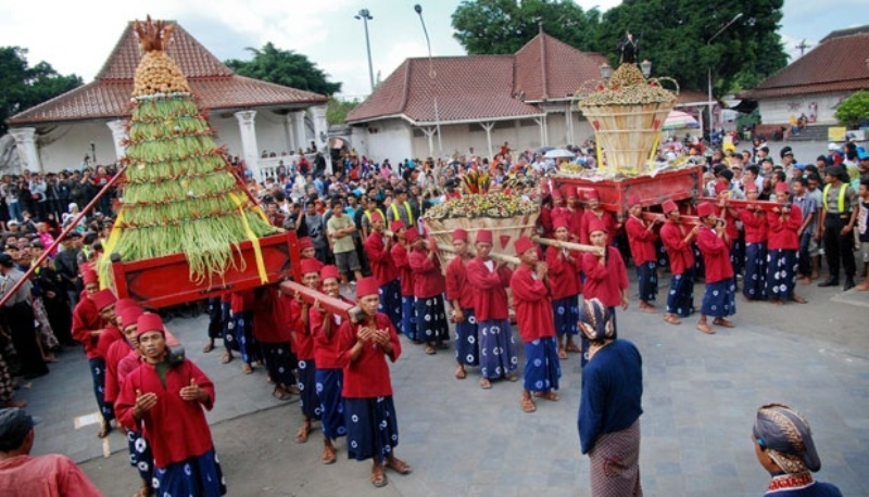 Gunungan yang diarak pada upacara Garebeg Kesultanan Yogyakarta