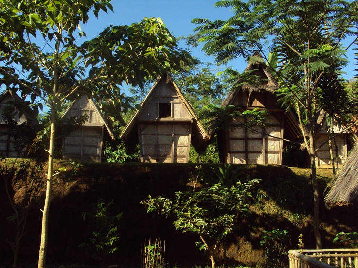 Jajaran leuit (lumbung padi) di Kasepuhan Ciptamulya, Sukabumi, Jawa Barat