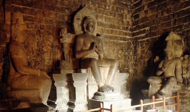 Tiga Arca Buddha di Candi Mendut