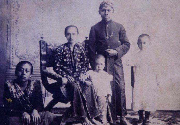 Foto Keluarga Radjiman Wedyodiningrat sekitar tahun 1909.