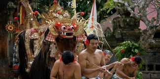Tradisi Ngurek Bali