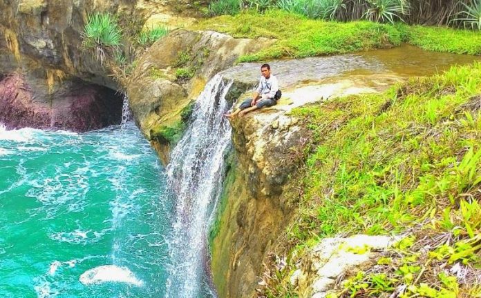 Pantai Karang Bolong Pacitan