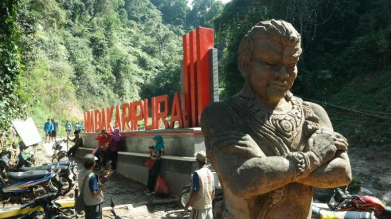 Patung Gajahmada di pintu masuk Air Terjun Madakaripura