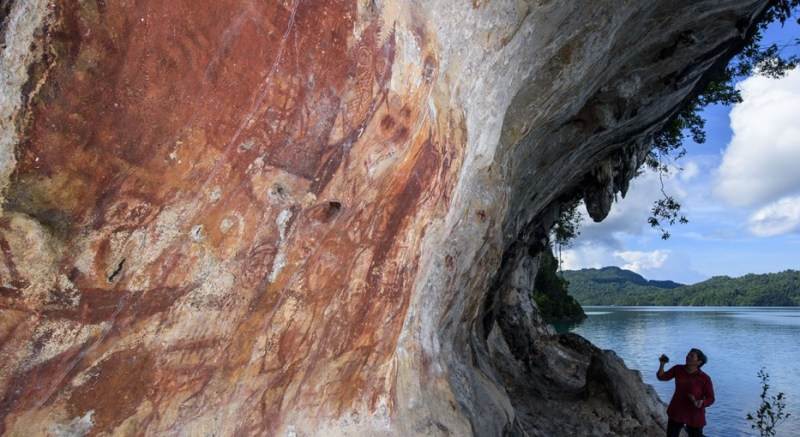 Lukisan Prasejarah di Tebing Teluk Triton
