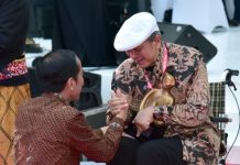 Presiden Joko Widodo menyalami Putu Wijaya