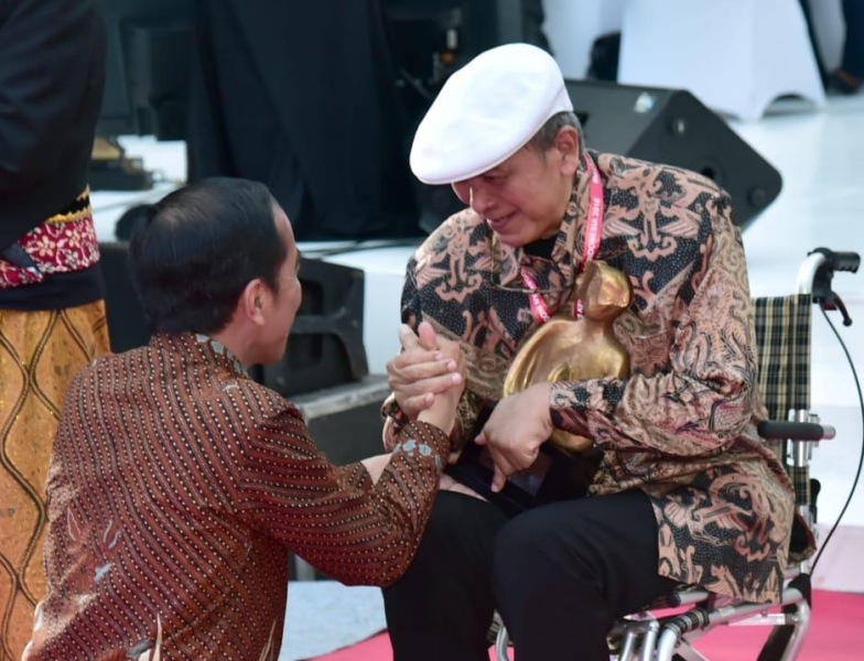 Presiden Joko Widodo menyalami Putu Wijaya