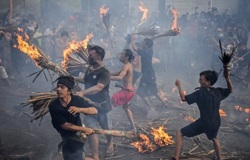 Tradisi Perang Api Lombok