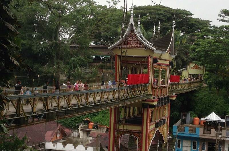 Jembatan Limpapeh menghubungkan Taman Margasatwa dan Budaya Kinantan dengan Benteng Fort de Kock