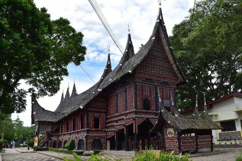 Museum Rumah Adat Baanjuang di Taman Margasatwa dan Budaya Kinantan