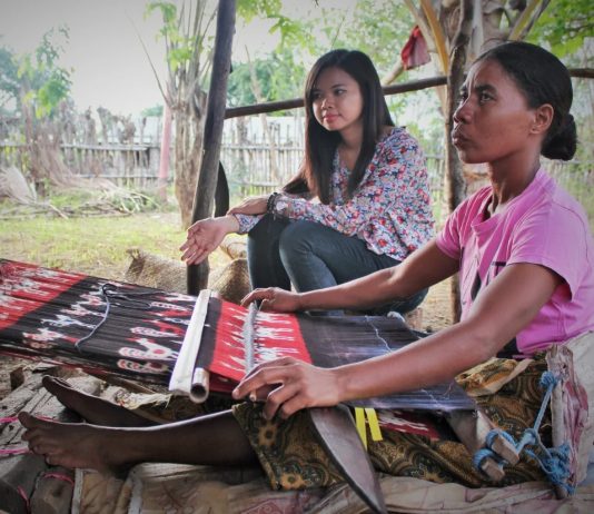 Proses Pembuatan Tenun Ikat dan Pahikung