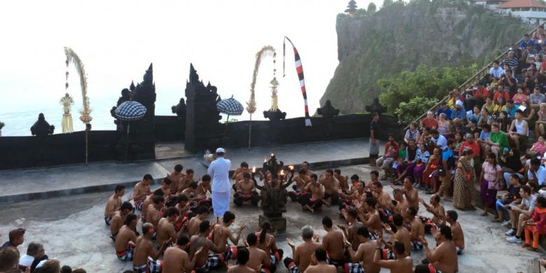 Pertunjukan tari kecak di tempat terbuka di Pura Uluwatu. (Foto: KOMPAS.COM/SRI ANINDIATI NURSASTRI)